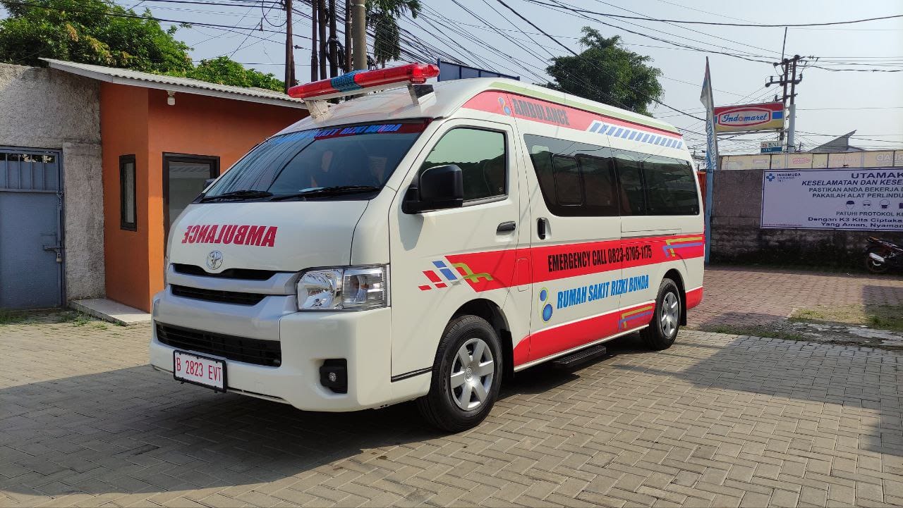 Interior ambulance dengan peralatan medis